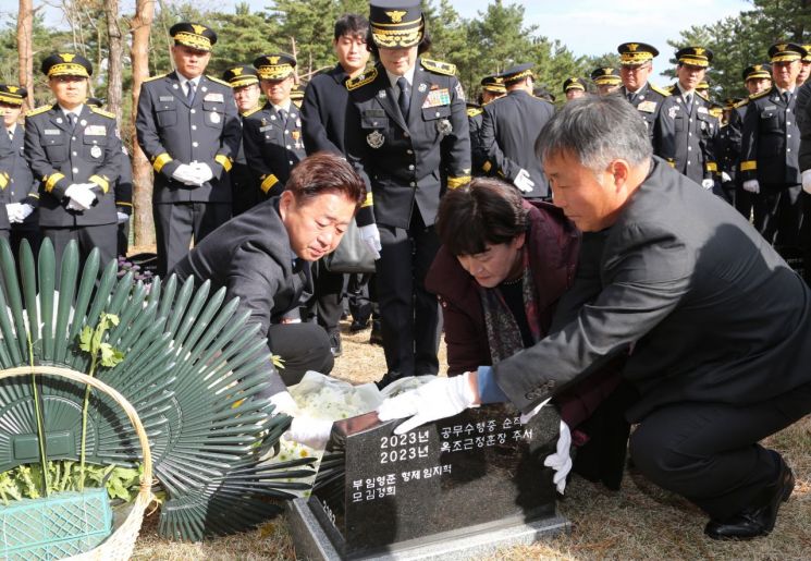 1일 국립제주호국원에서 거행된 고(故) 임성철 소방장의 1주기 추모식에서 유가족과 오영훈 제주도지사, 동료 소방관 150여 명이 참석해 추모하고 있다. 제주도 제공