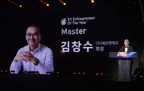 2024 EY 최우수 기업가상 마스터 부문을 수상한 F&F 김창수 회장. F&F 제공.