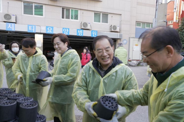 하윤수 교육감이 연탄 나눔 봉사를 하고 있다. 부산시교육청 제공