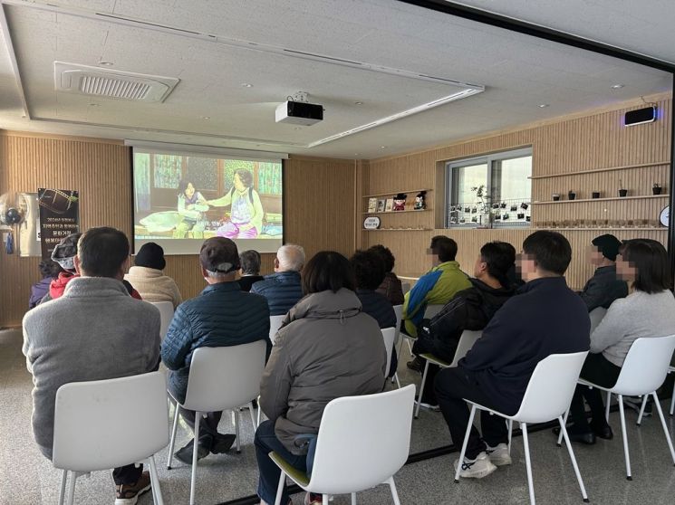 의정부시가 지난달 28일 의정부시 경기 행복마을관리소(신흥로168번길 26)에서 ‘지역주민과 함께하는 문화거점 행복마을 만들기’를 진행하고 있다. 의정부시 제공