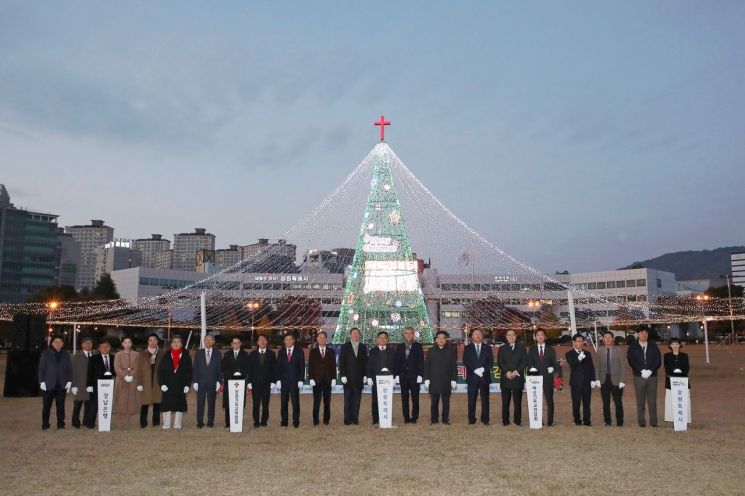 창원시청 앞 광장에 크리스마스트리 불이 밝혀졌다.