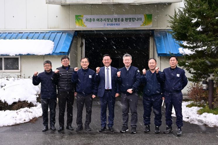 이충우 여주시장(가운데)가 지난 29일 여주시 월송동에 소재한 ㈜파코를 방문해 현장 상황을 점검하고 관계자들과 간담회를 마친 뒤 기념촬영을 하고 있다. 여주시 제공