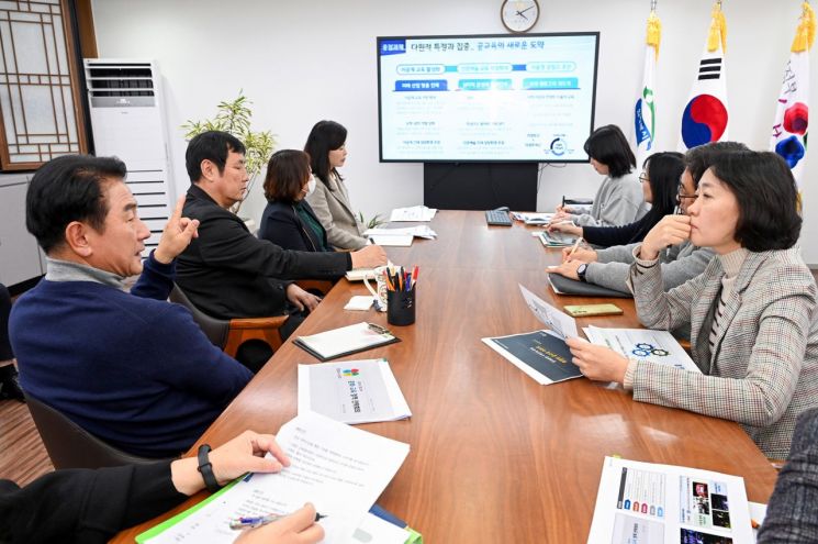 김동근 시장이 지난 29일 시장실에서 ‘제11차 문화·교육 정책 전략회의’를 진행하고 있다. 의정부시 제공