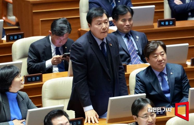 조계원 더불어민주당 의원이 2일 국회 본회의에서 의사진행발언을 하는 구자근 예결특위 국민의힘 간사를 향해 항의하고 있다. 김현민 기자