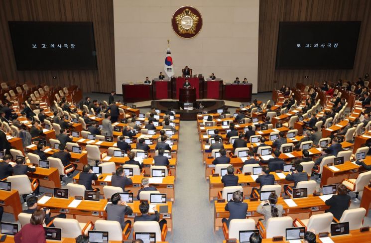 2일 오후 열린 국회 본회의에서 정명호 국회 의사국장이 최재해 감사원장과 이창수 서울중앙지검장, 조상원 4차장검사, 최재훈 반부패수사2부장에 대한 탄핵 소추안 등을 보고하고 있다. 연합뉴스