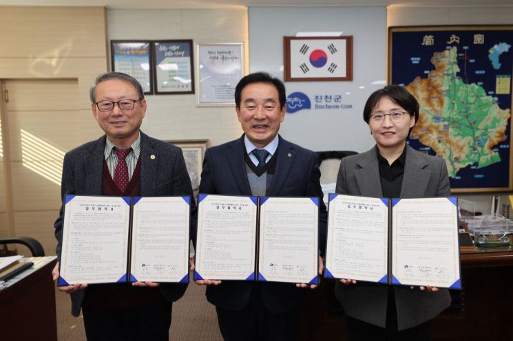 박승구 대한노인회 진천군지회장(왼쪽부터), 송기섭 진천군수, 황선영 와플랫 대표가 2일 협약식을 마치고 기념촬영을 하고 있다. NHN 제공