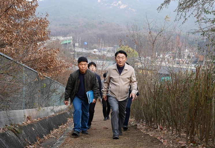 김동근 시장이 지난 2일 장암숲 늘품길 조성 현장을 점검하고 있다. 의정부시 제공