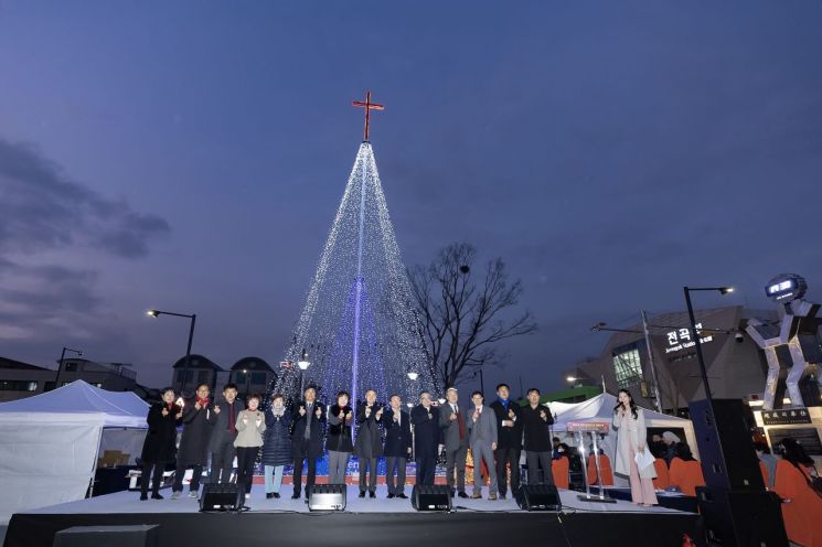 연천군과 연천군기독교연합회 관계자들이 지난 1일 연천 전곡역 광장 앞에서 크리스마스 트리 점등식을 개최하고 있다. 연천군 제공