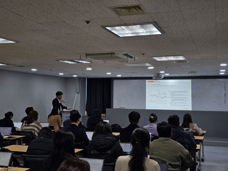 채온 한화자산운용 리츠투자본부장은 3일 서울 여의도에 위치한 한국리츠협회에서 개최한 '한화위탁관리부동산투자회사(이하 한화리츠) 운영 계획' 세미나에서 발표를 하고 있는 모습. 유현석 기자