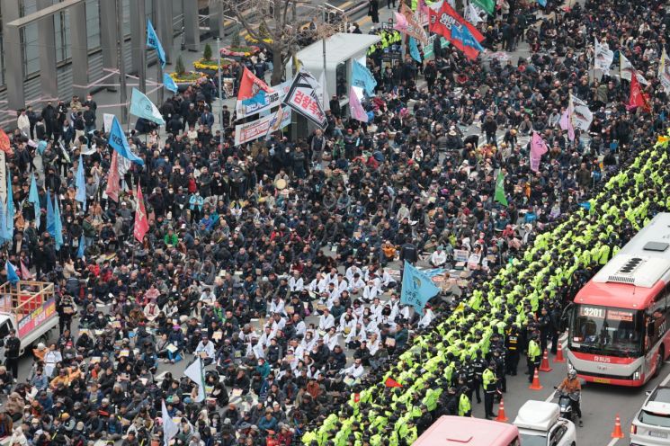 "윤석열 정권 파면 선언"…민주노총, 총궐기 범국민대회 선포