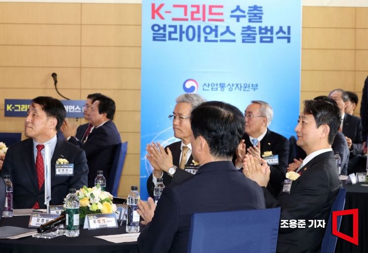 [포토] 박수치는 안덕근 산자부 장관