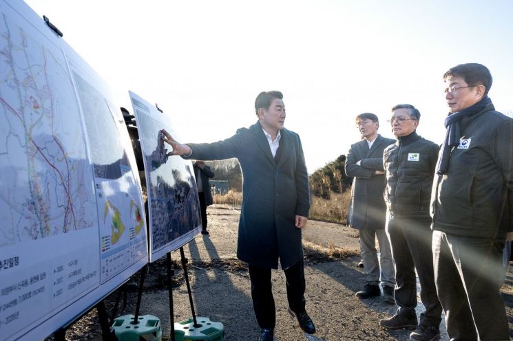 김동근 시장이 3일 박상우 국토교통부장관에게 용현 공공주택지구 현황을 설명하고 있다. 의정부시 제공