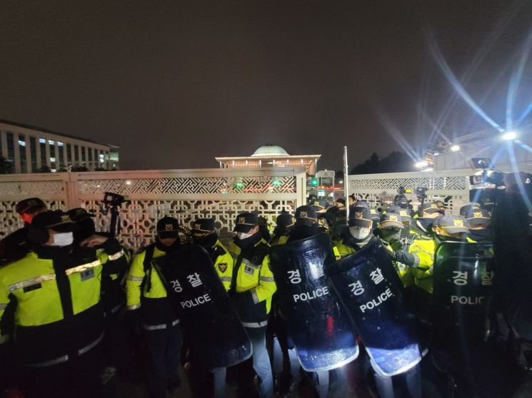 이재명 "국민들, 신속히 국회 와달라…민주주의 마지막 보루 지켜야"(상보)