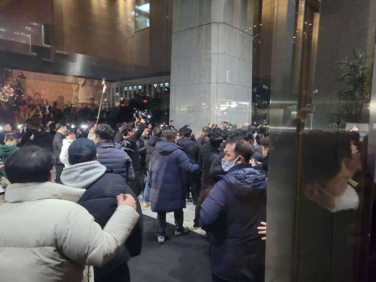 [속보] 군, 국회 본청 진입 시도…민주당 보좌진 등 저지 중