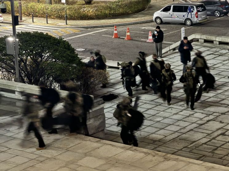 "모두 나와 막아달라"…공수부대, 국회 진입 시도 중