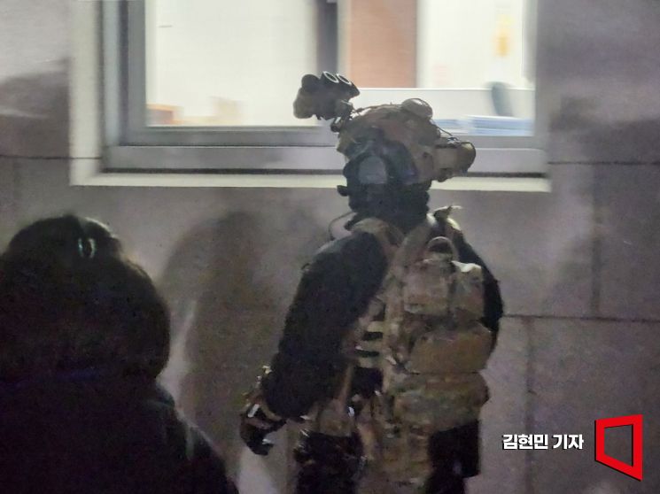 [포토] 국회 본청 진입하는 계엄군