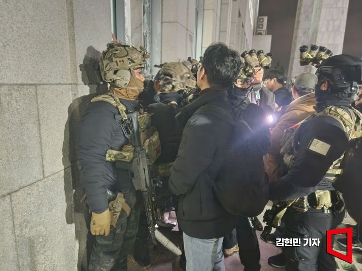 우원식 "비상 계엄 해제해야…군경, 국회 밖으로 나가달라"