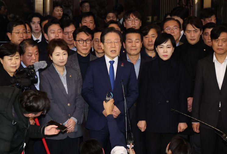 윤석열 대통령이 3일 밤 긴급성명을 통해 비상계엄을 선포한 가운데 4일 새벽 서울 영등포구 여의도 국회에서 비상계엄 해제요구 결의안 통과 후  이재명 더불어민주당 대표가 입장을 밝히고 있다. 연합뉴스