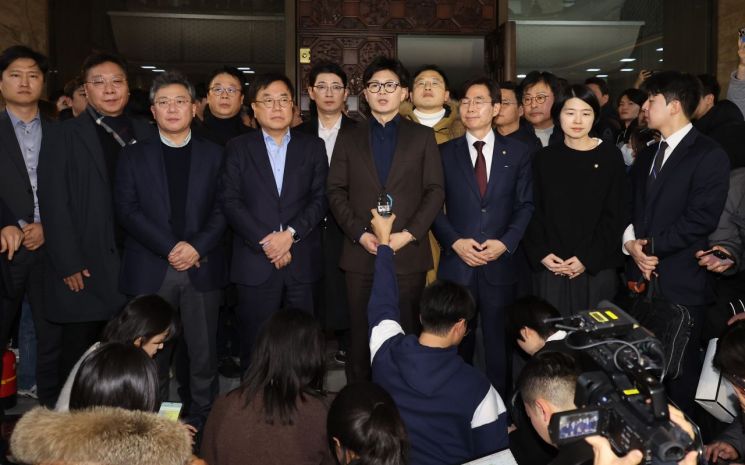 한동훈 "대통령, 헌법에 따라 계엄령 해제 선포해달라"
