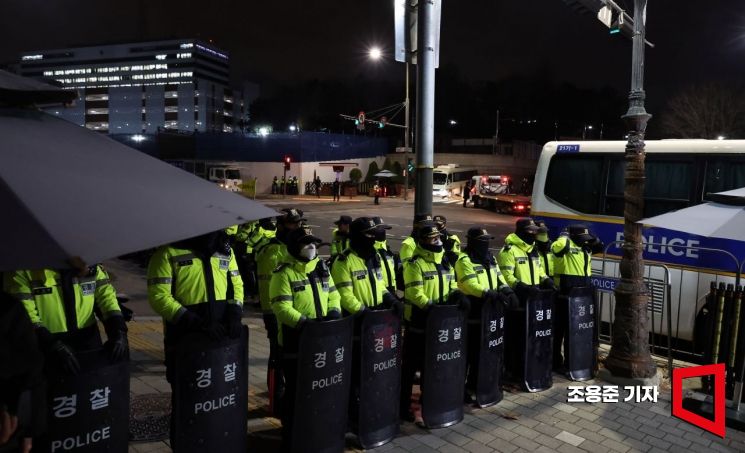 비상계엄 당시 이상하게 '무능'했던 군과 경찰…대체 왜?