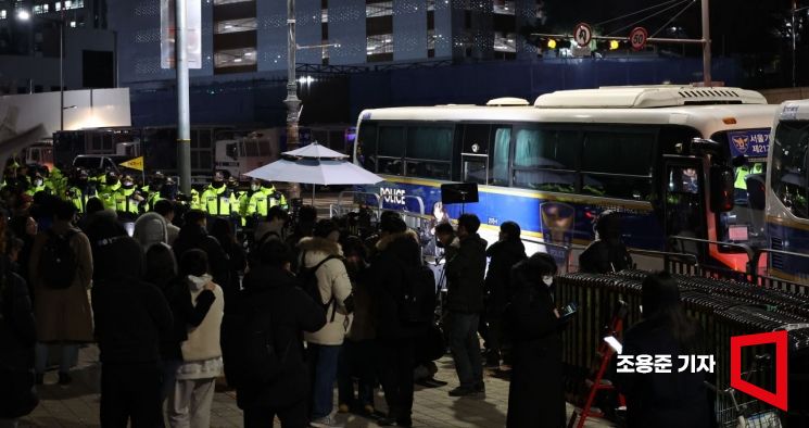 [포토] 통제되고 있는 대통령실 앞 인도