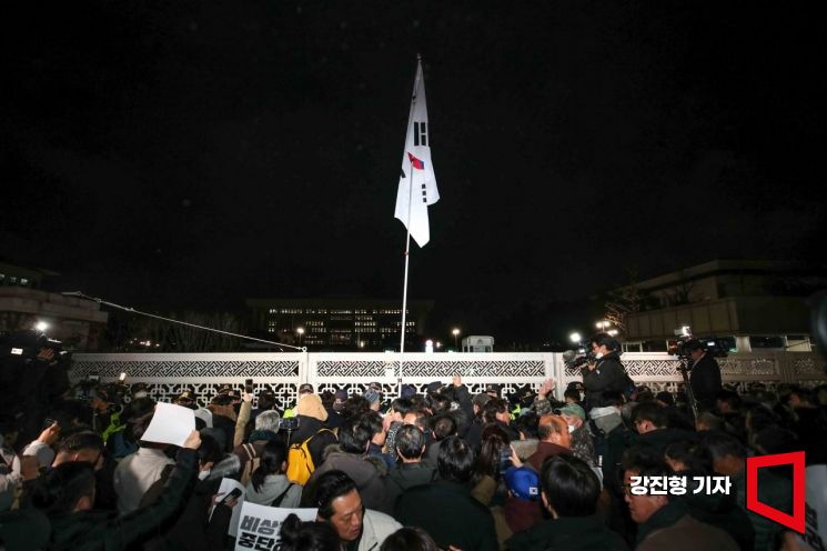 국민의힘, 당론으로 계엄 해제 요구…"국회 결정 받아들여달라"