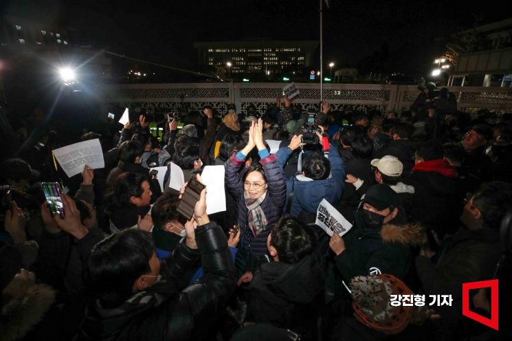 [포토] 계엄 해제 요구 결의안 가결 소식에 환호하는 시민들