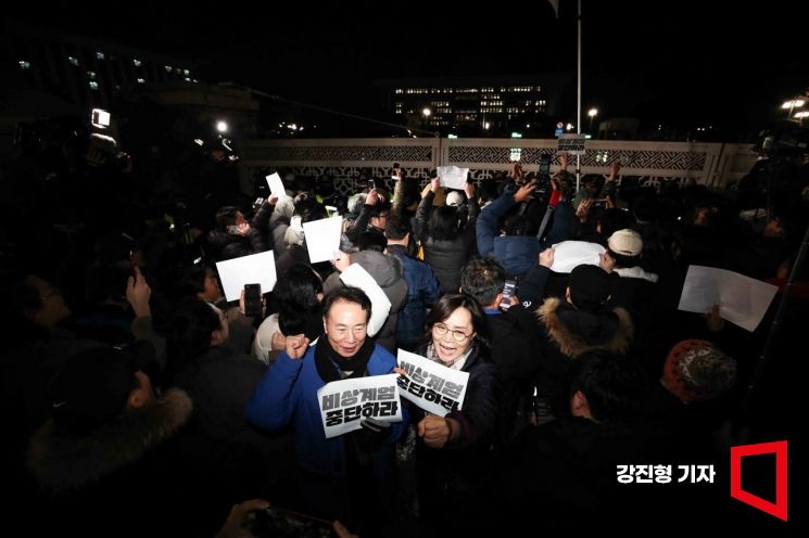 한밤 비상계엄부터 尹탄핵까지…'대하사극보다 더 긴박했던 11일'