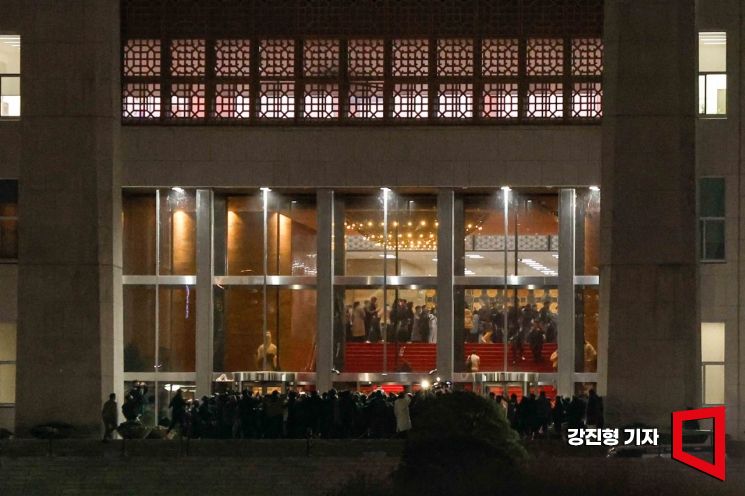 [포토] 국회 본회의장 진입 시도하는 공수부대