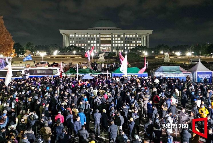 헌정 위기 치달았던 '비상계엄'…정치 상황 '거대한 폭풍 속으로'