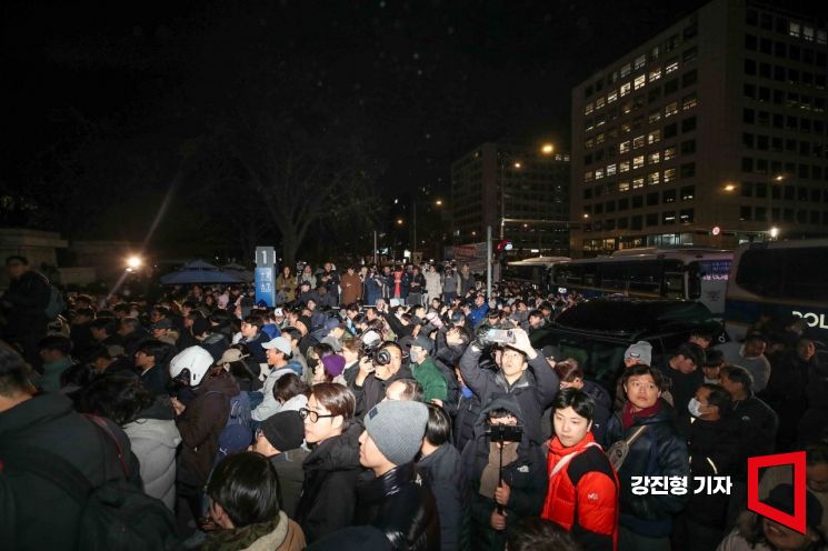 [포토] 비상계엄 소식에 국회 앞 운집한 시민들