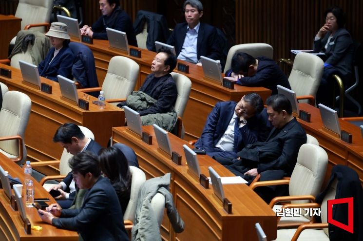 [포토] 본회의장 밤샘 대기하는 야당 의원들 