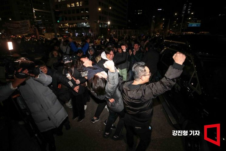 [포토] 비상계엄 해제 소식에 환호하는 시민들