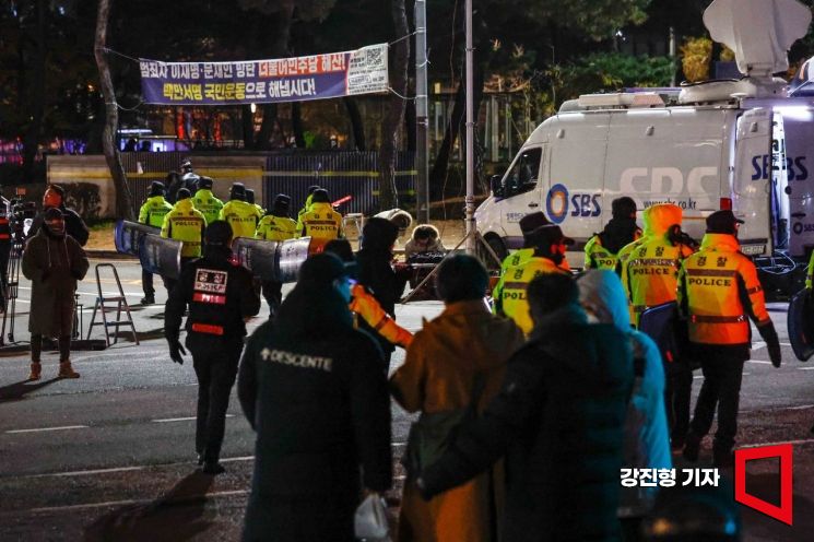 [포토] 국회 인근서 철수하는 경찰 병력