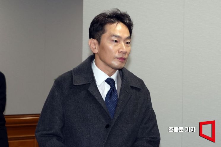 [포토] 긴급 경제 금융상황 점검회의 참석하는 이복현 원장