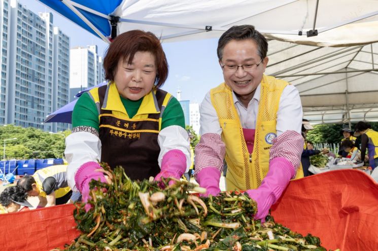 자원봉사자와 열무 김치를 담그는 최호권 영등포구청장(오른쪽)