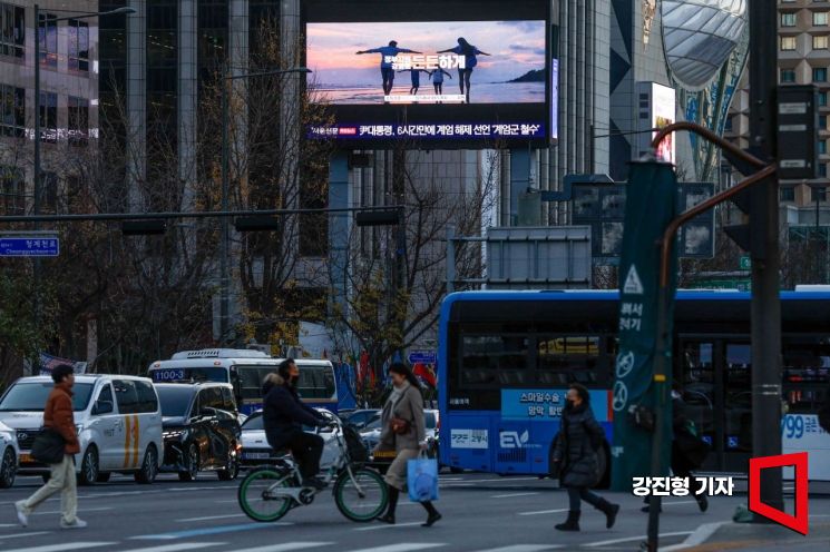 "어젯밤 일 현실인가요?"…급작스러운 비상계엄에 밤잠 설친 시민들[르포]