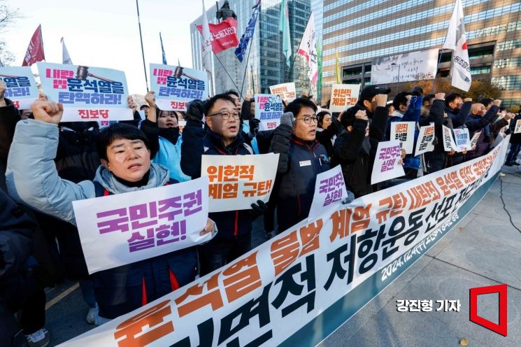 尹, '비상계엄' 격랑에 휩싸인 정국…2시 긴급회동에 쏠린 눈 