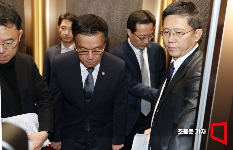 [포토] 고개숙인 최상목 경제부총리