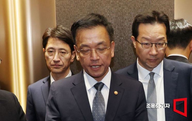 [포토] 심각한 표정의 최상목 경제부총리
