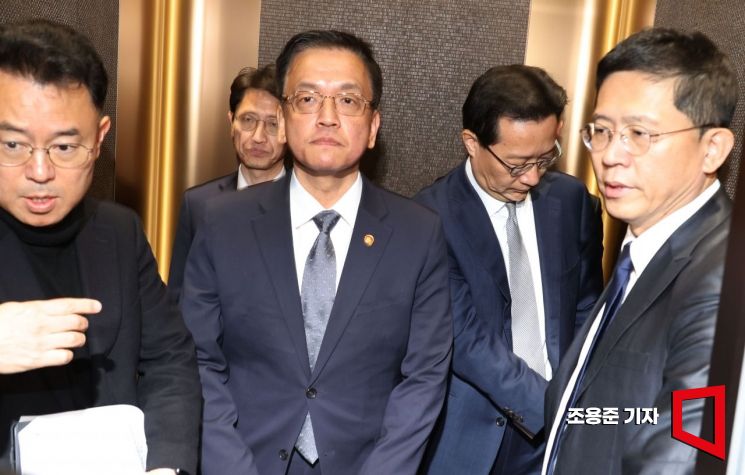 [포토] 청사 떠나는 최상목 경제부총리