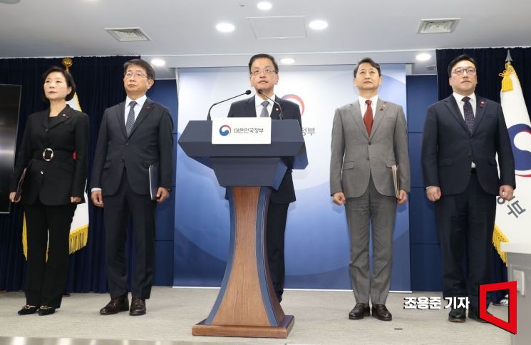 [포토] 긴급경제장관 합동 브리핑하는 최상목 부총리