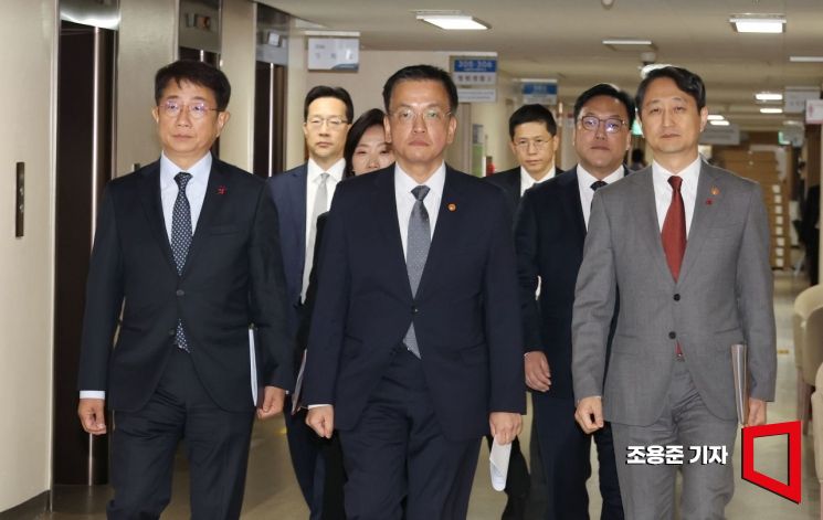 [포토] 긴급 합동브리핑 참석하는 경제장관들
