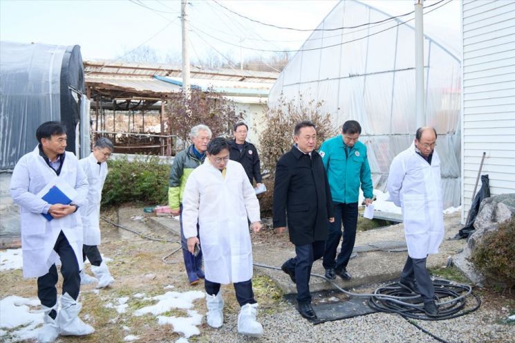 오후석 경기도 행정2부지사, 여주시 대설피해 축산농가 방문