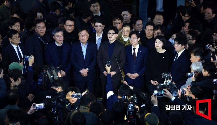 한동훈 국민의힘 대표가 4일 새벽 국회에서 비상계엄 해제요구 결의안이 가결된 후 입장을 밝히고 있다. 윤석열 대통령은 3일 밤 긴급 성명을 통해 비상계엄을 선포했다. 김현민 기자