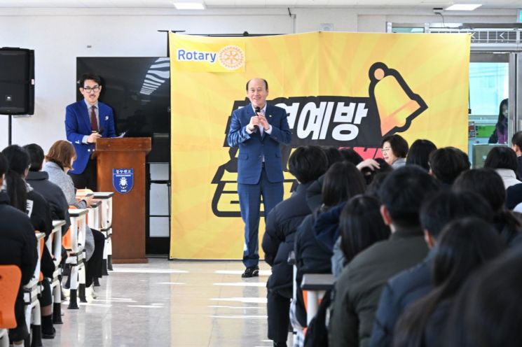 박형덕 동두천시장이 한빛누리중학교, 동두천고등학교 전 학년을 대상으로  열린 ‘제24회 청소년 약물 오남용 예방 캠페인’에 참석해 인사말을 하고 있다. 동두천시 제공