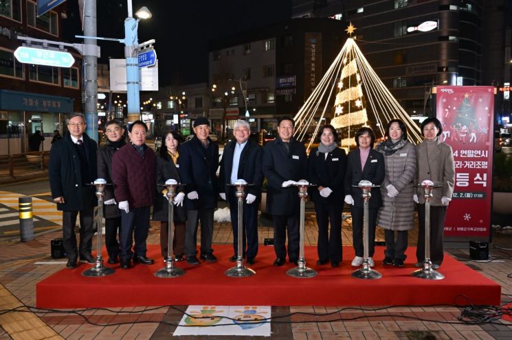 양평군이 지난 2일 오후 5시 군 청사 입구에서 ‘2024년 연말연시 성탄트리·거리조명 점등식’을 개최하고 있다. 양평군 제공