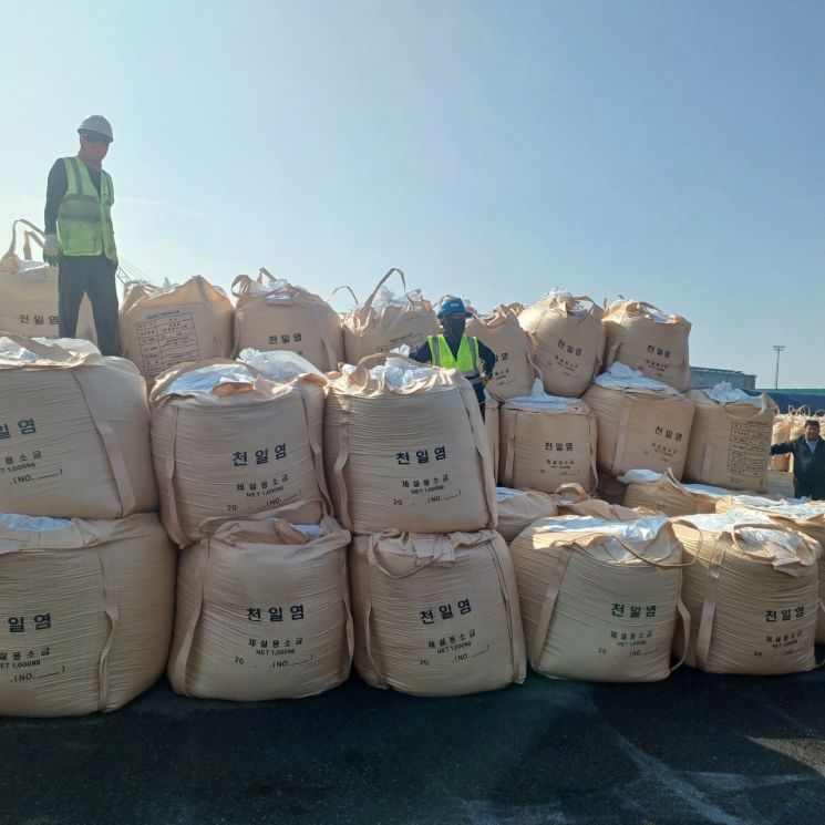 양주시가 ‘내 집 내 점포 앞 눈 치우기’ 안전 문화 운동에 일환으로 겨울철 ‘시민용 제설제’를 제공한다. 양주시 제공