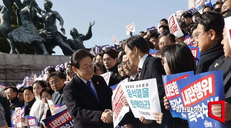 [포토] 손잡은 이재명과 조국