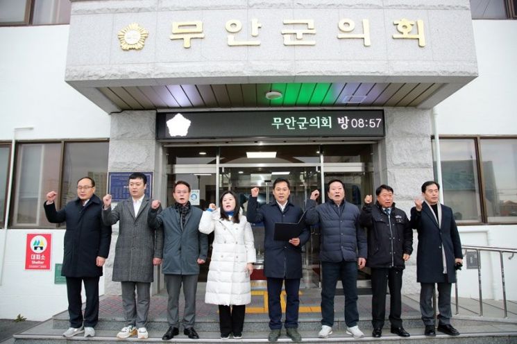 무안군의회, 윤석열 대통령 비상계엄령 선포 강력 규탄